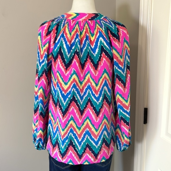 Lilly Pulitzer Elsa Silk Top Flame Stitch Pattern Vneck Smocked Shirt Sz XS - Picture 6 of 12